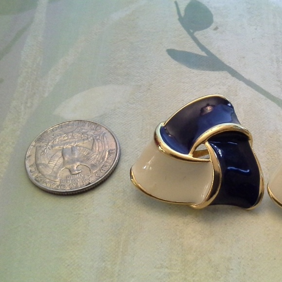 Triangle Triquetra Infinity Clip On Earrings - Picture 4 of 8